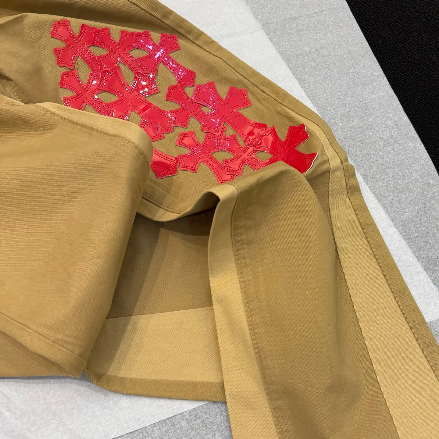 P280 Style number: D373 Chrome hearts Chrome hearts khaki stitching red leather bootcut jeans, truly restoring the ultimate vintage texture Size: 28, 30, 32, 34, 36 (S-XXL) Color: khaki stitching Size reference # 28 pants length 100 waist circumference 72 30 pants length 102 waist circumference 76 32 pants length 104 waist circumference 80 34 pants length 106 waist circumference 84 36 pants length 108 waist circumference 88